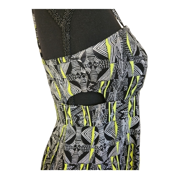 MATERIAL GIRL geometric print sleeveless blouse black bright yellow/green sz M - Picture 4 of 4